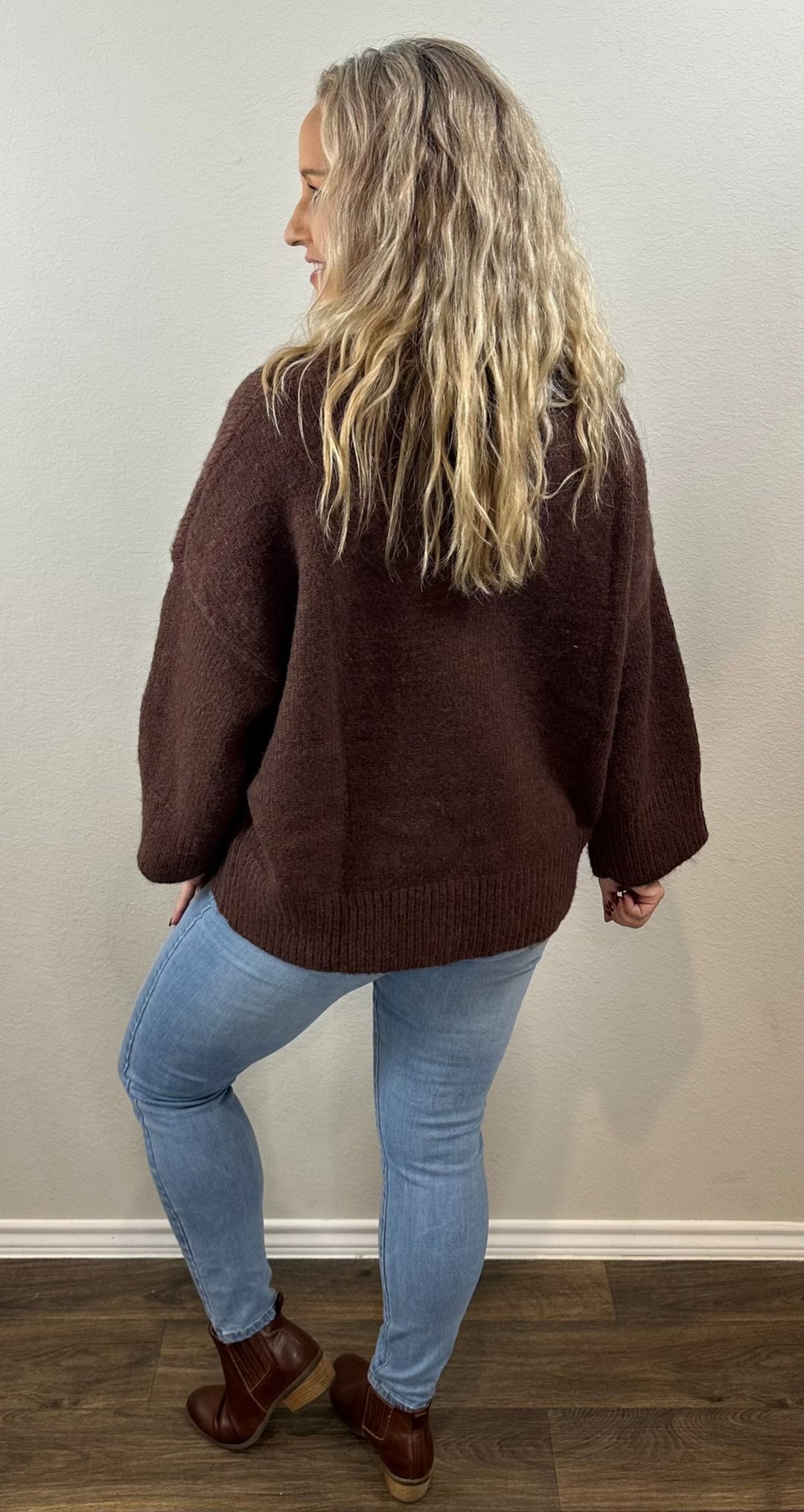 EASY V NECK SWEATER